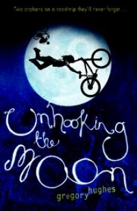 Unhooking the moon af Gregory Hughes