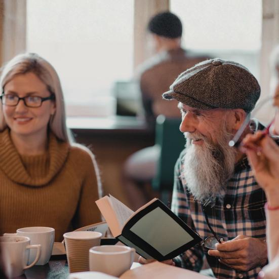 Mennesker, der taler sammen om en bog