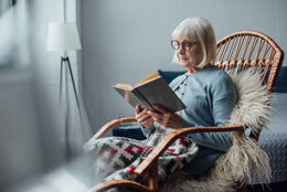 Billede af kvinde der læser