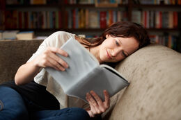 Billede af kvinde der læser en bog