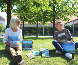 Lene og Katrine viser bøger om Danmark