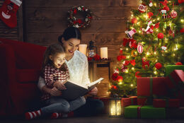 Mor og datter læser julebog