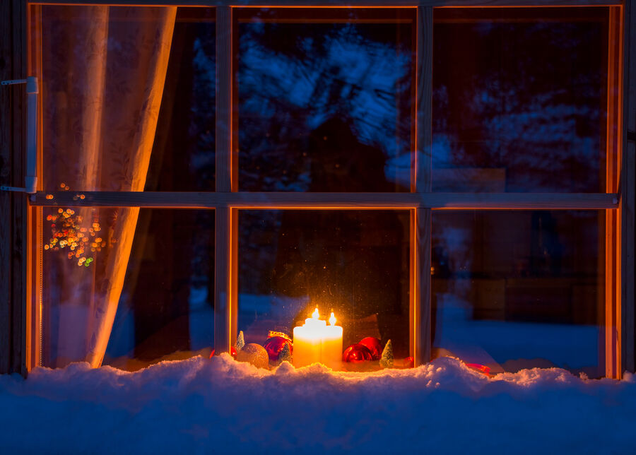 Billede af vindue med julepynt