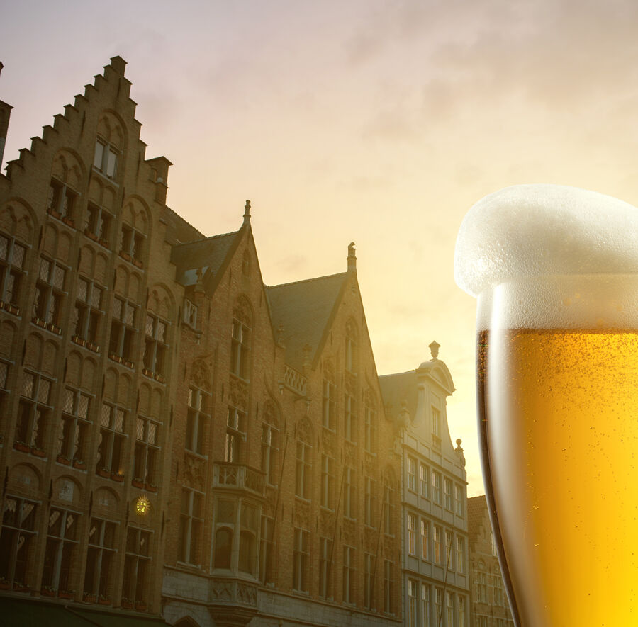 Billede af gade i Gent og en belgisk øl