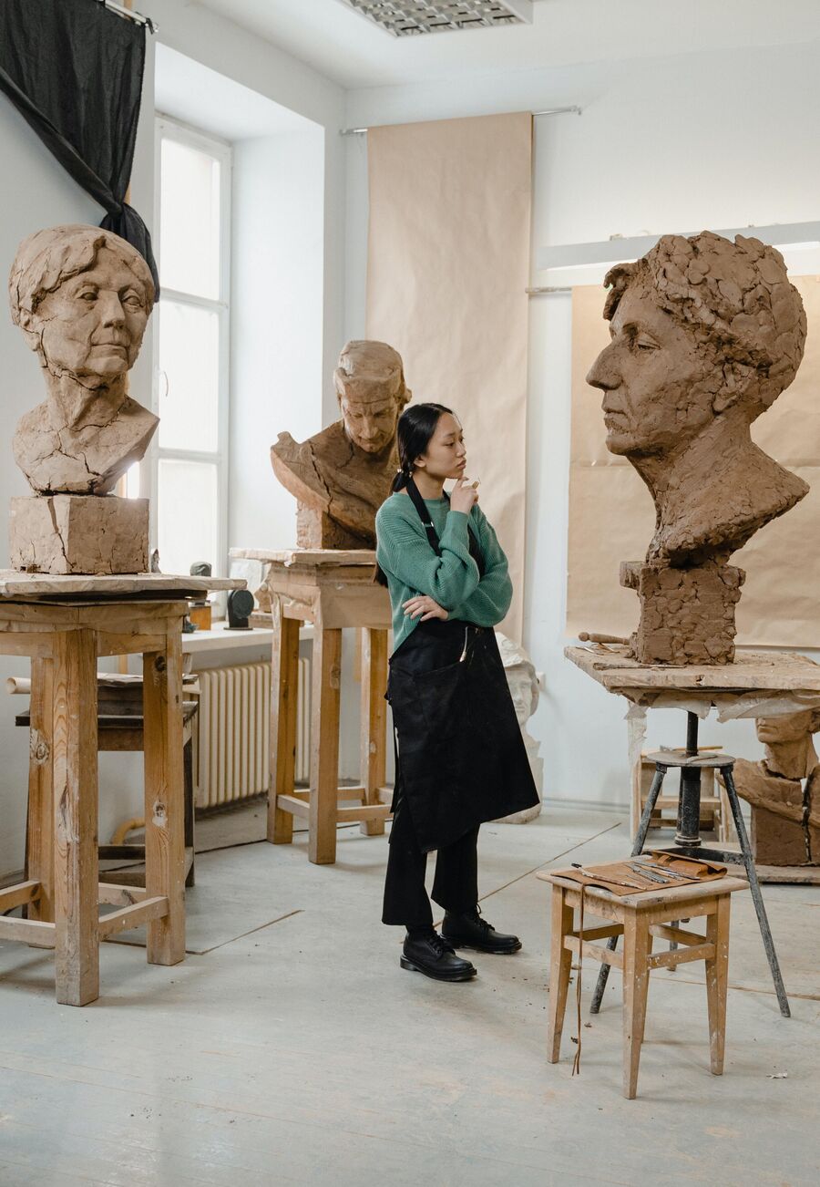 Billede af kvinde mellem skulpturer