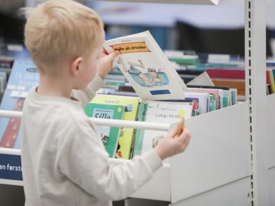 Dreng leder efter lette bøger