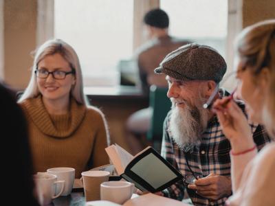 Mennesker, der taler sammen om en bog