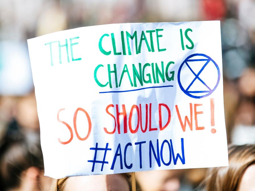 Klimademonstration med banner